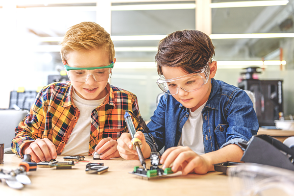 children experimenting in the classroom 