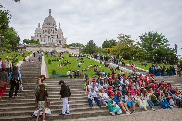 Students having a field trip in Paris: The Basilique de Sacré-Cœur in the background