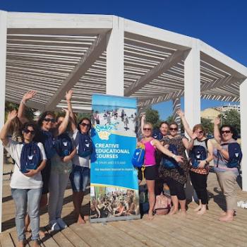 Group photo of participants finishing their Smart Teachers Play More course on the beach with big smiles and positive gestures.