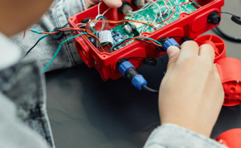 kid building car