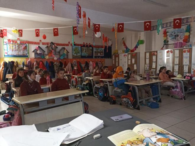 Öğrencilerimiz mindful kutuları açıyor ve gevşiyor. Nefes farkındalığı bir çok farkındalığın temeli. Önce nefes.