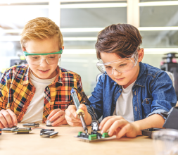 children experimenting in the classroom 