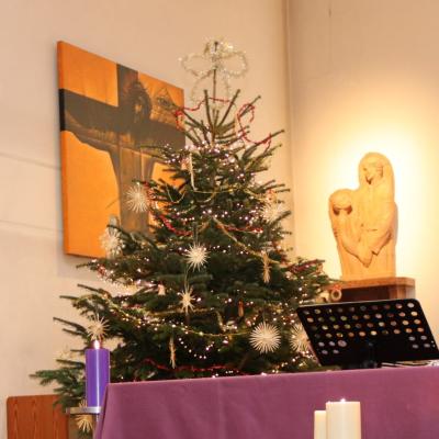 Christbaum in einer Kirche / Christmas tree in a church