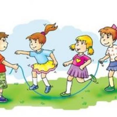 Dzieci skaczą na skakance./Children are jumping rope.