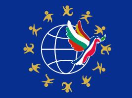 Représentation de la terre entourée par 12 personnages qui représentent l'Europe, une colombe aux couleurs de l'Espagne, de la Bulgarie et de la France portant une feuille qui représente l'environnement.