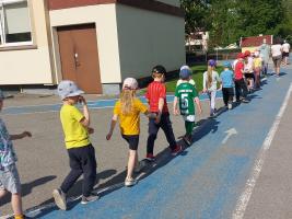 Children are learning to travel in traffic