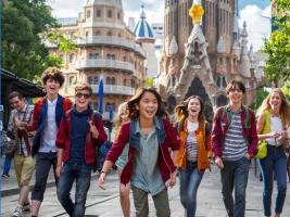 Un grupo de adolescentes de viaje a Barcelona