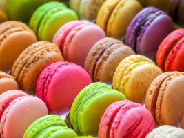 Image of colorful French macarons 