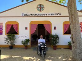 Caseta accesible en la Feria del Caballo de Jerez de la Frontera (Andalucía) y su promotor, Francisco Zuasti