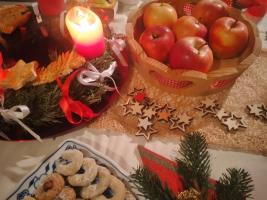 Weihnachtstisch mit Kerzen, Äpfeln und Keksen
