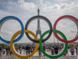 Anneaux olympiques devant la tour Eiffel