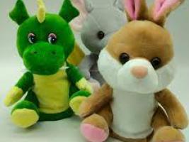 Les mascottes des classes sont un lapin et un dragon.