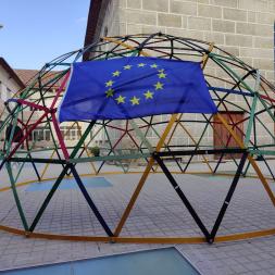A 740 cm wide and 440 high geodome with EU flag