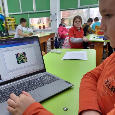 copil lucrand la laptop