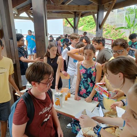 kids selling cakes 2
